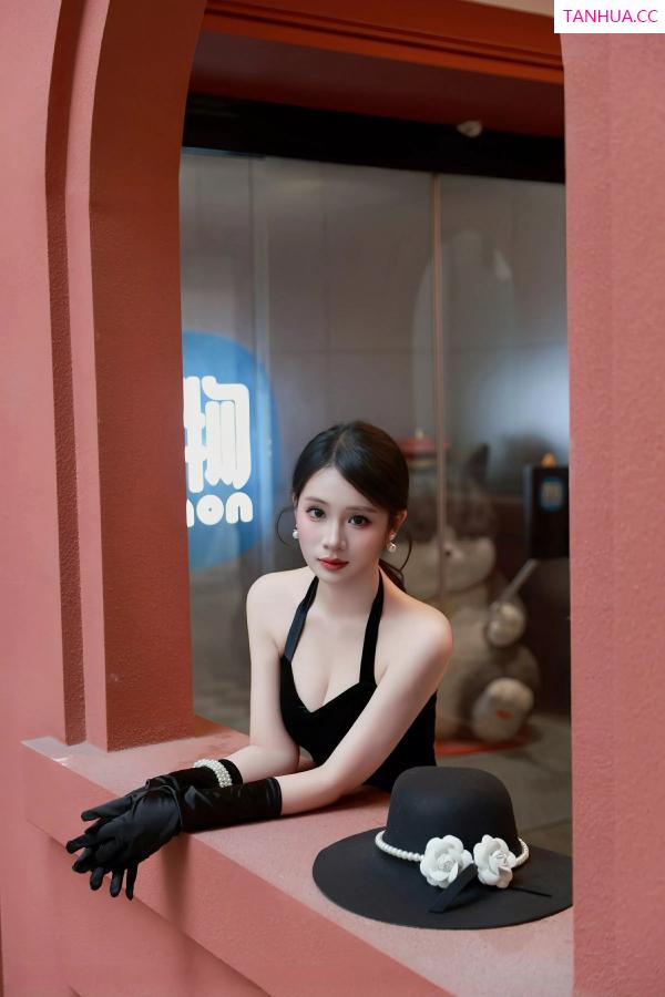   [XiuRen]高清写真图 2025.07.04 No.10509 南乔 黑色连衣裙第13张图片